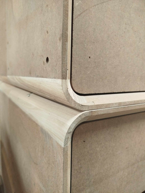 تمامی اتصالات گوشه ها چوب گردو و بلوط